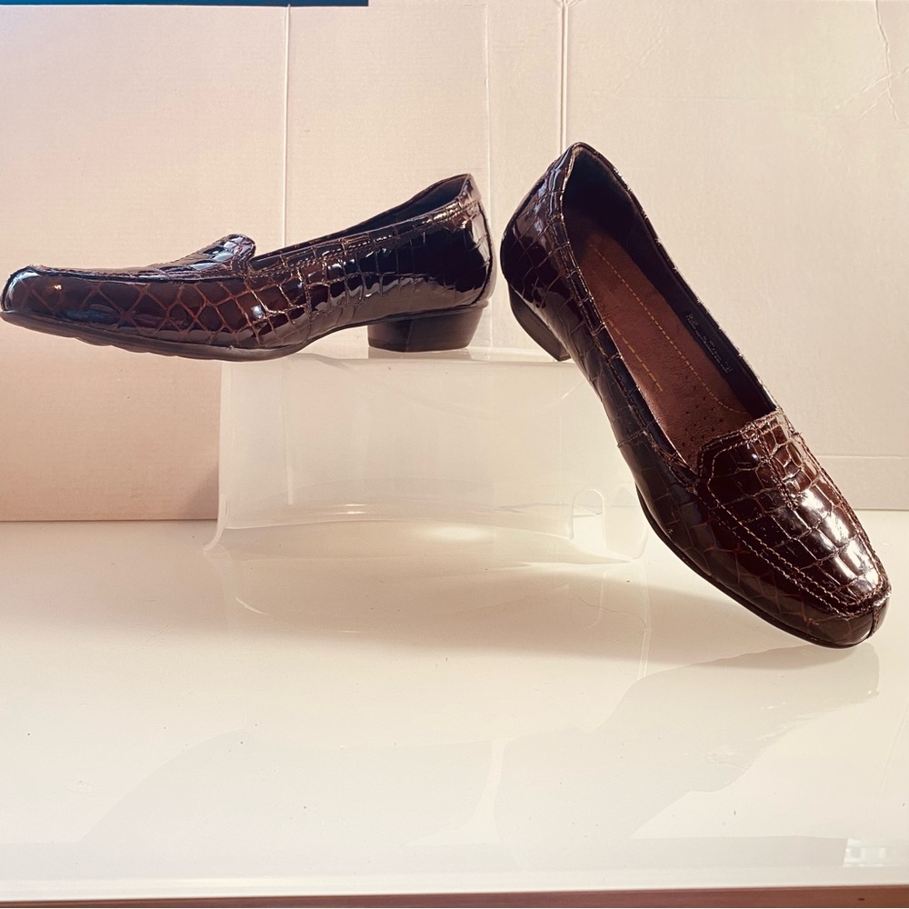 Clarks Size 9M Brown Crocodile Leather Round Toe Bus/Casual everyday loafers